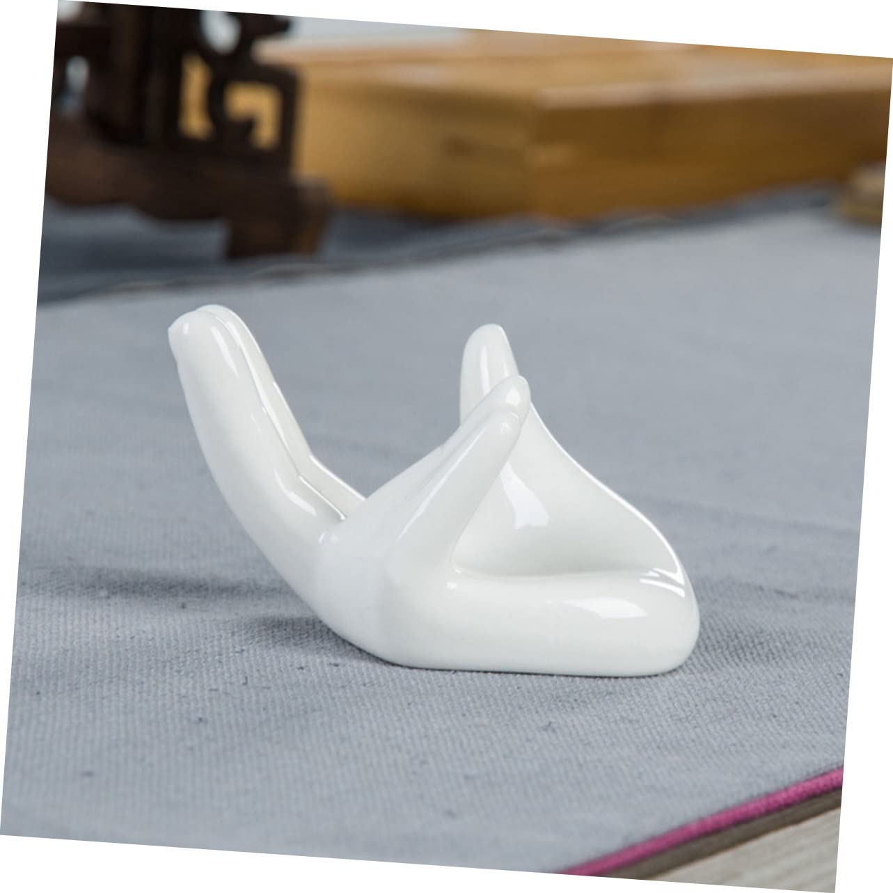 Supporto in Ceramica Bianco a Forma di Mano per Espositore Ocarina 6 Fori, Set 6 Pezzi per Esposizione Elegante e Conservazione Comoda in Ufficio
