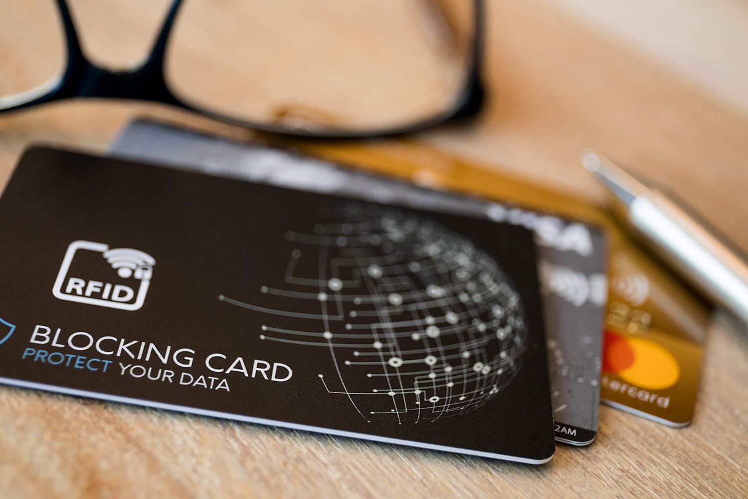 Tarjeta bloqueadora RFID Probada por DEKRA con la última tecnología de interferencias de Campos electrónicos, para Proteger contra el Robo de Datos. Tarjeta Extra Fina de 0,8 mm para Cada Billetera.