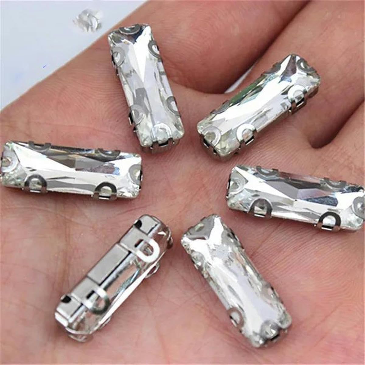 Opakowanie 50 kryształków w kształcie litery D do przyszywania z pazurkami, w różnych rozmiarach(7x21mm)