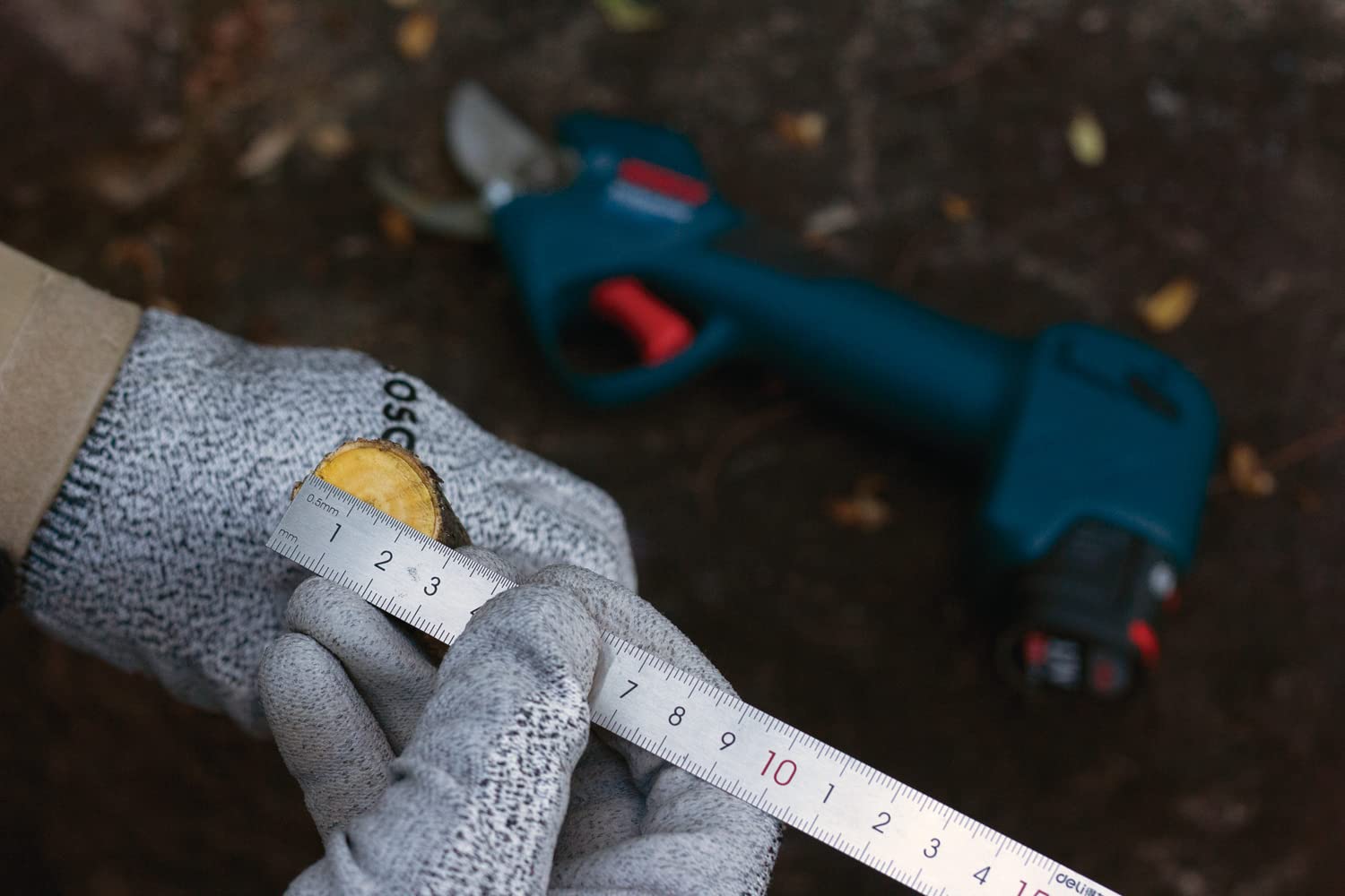 Bosch Professional system 12V: akumulatorowy sekator Pro Pruner (maks. głębokość cięcia w drewnie (gałęzie drzew) 25 mm)