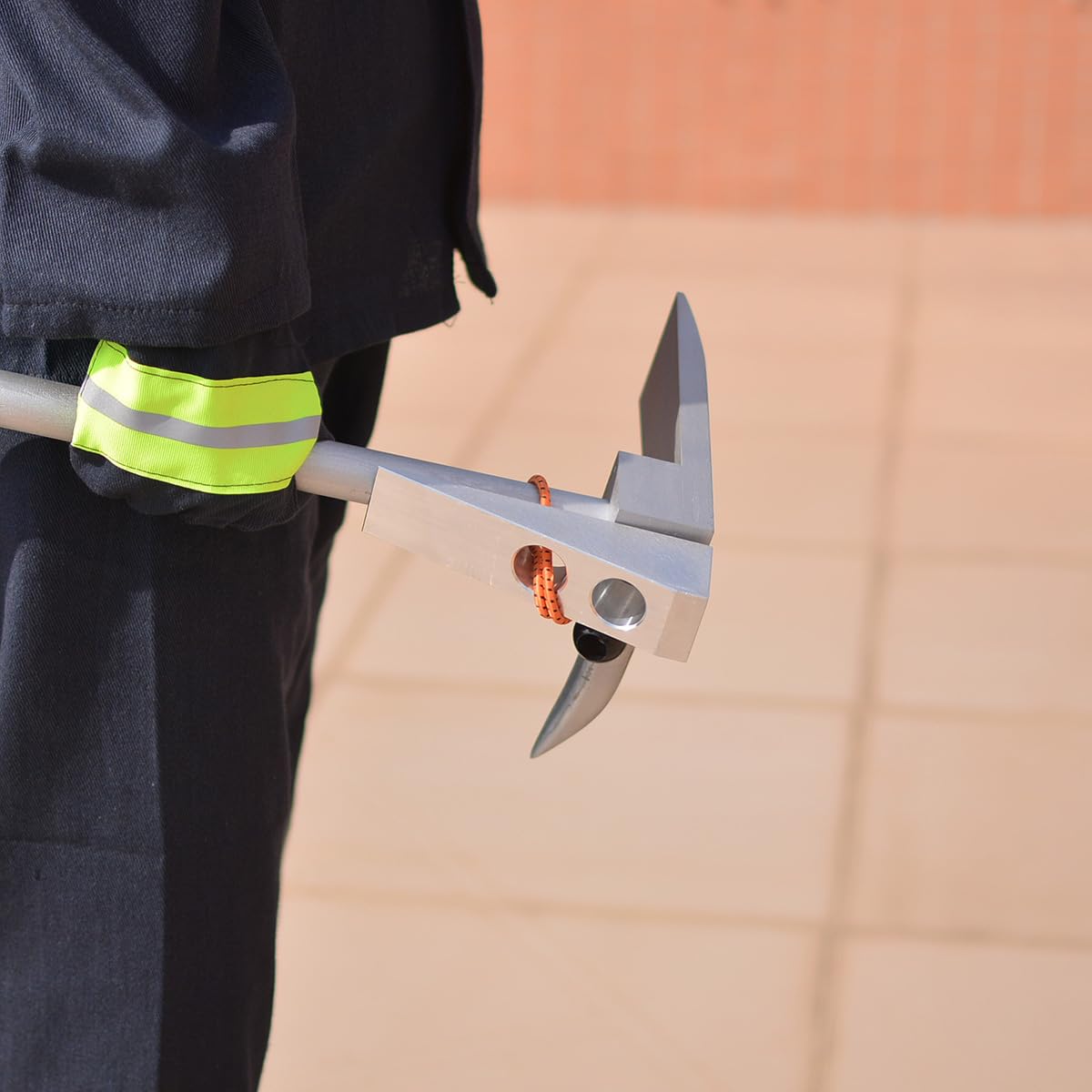 Cuneo in alluminio per vigili del fuoco con corda elastica, resistente e pratico, cuneo antincendio in metallo da abbinare ottimo con attrezzi Halligan o FuBar, realizzato in alluminio 6061-T6