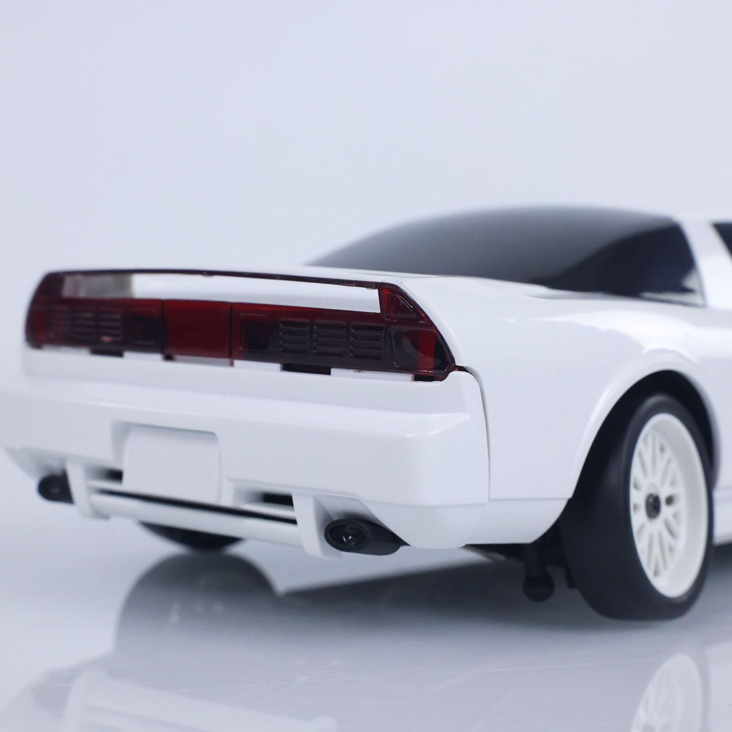 LDRC 1:18 2.4G Coche de deriva a control remoto LDA02 RTR 4 * 2 RWD Vehículos de carreras con luz abatible Motor de batería USB Carga Juguetes