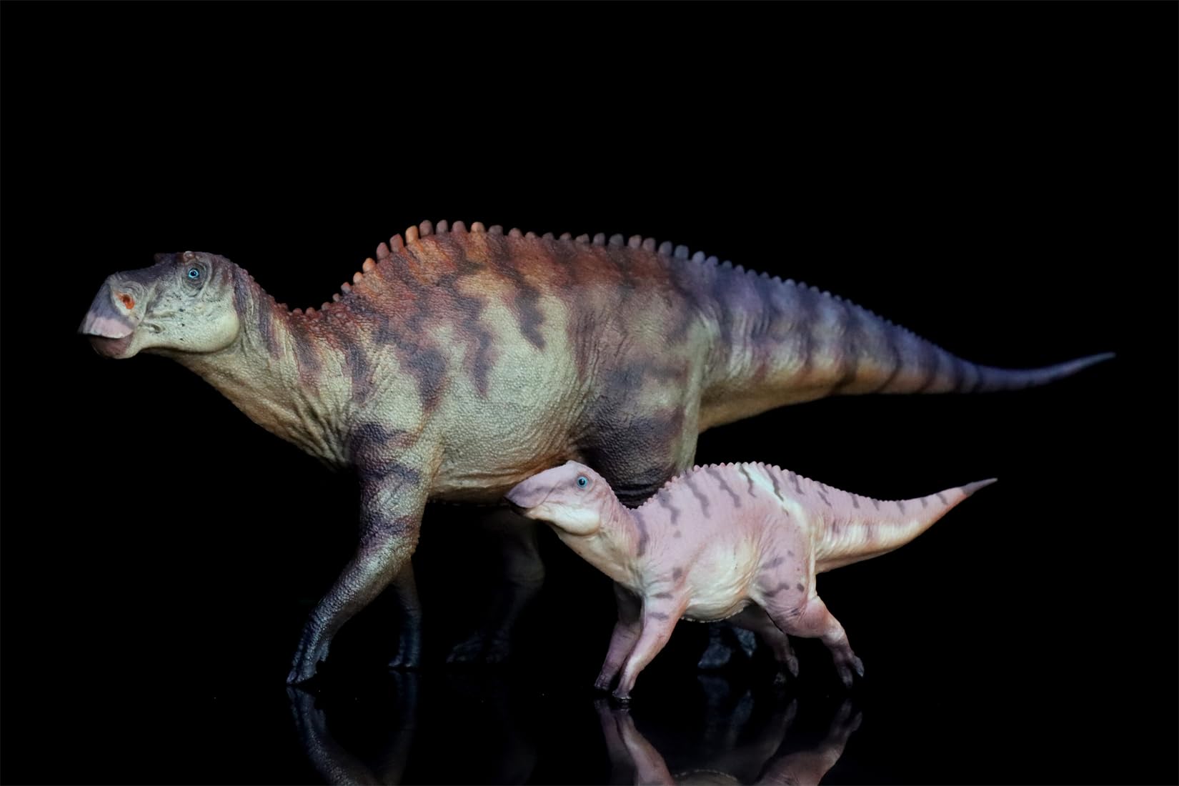 AMITD Figura de acción de dinosaurio de Maiasaura Mother and Son a escala 1:35 (rojo con caja)