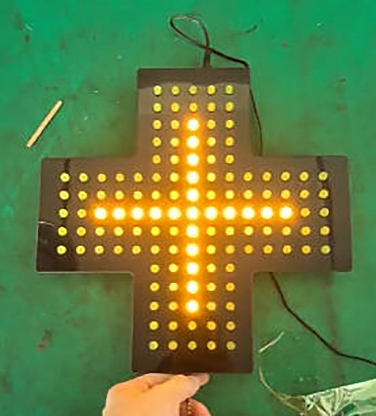 Insegna A Croce A LED per Farmacia, Insegna al Neon A Croce per Interni, Materiale Acrilico, modalità di Funzionamento: Sempre Accesa/spenta, con Catenella, per Farmacie E Dispensari.