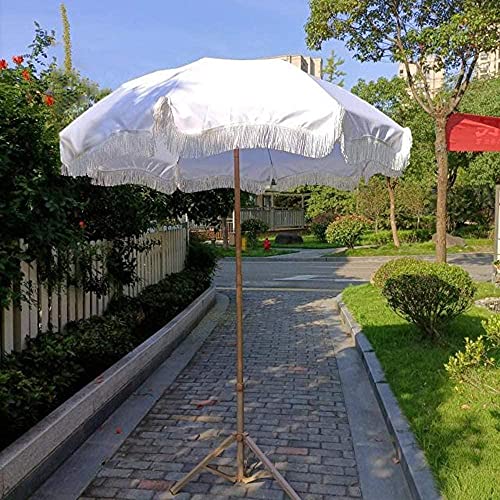 Parasol de plage blanc paille pour créer un coin d'ombre dans sa cour
