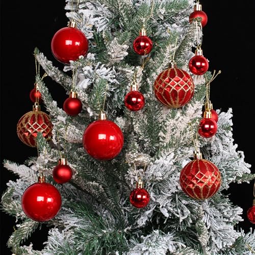 Boules de Noël pour décorer la maison du porche à la cheminée