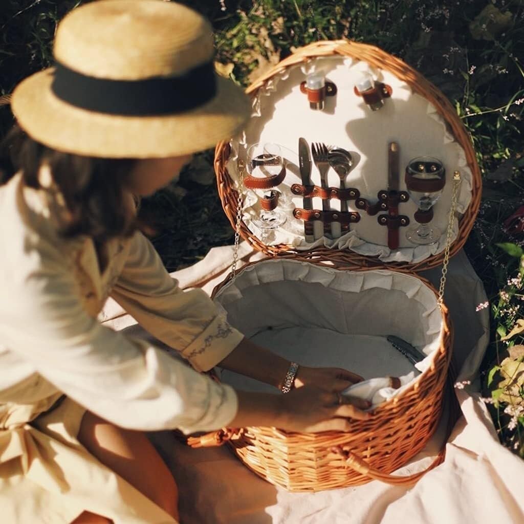Heart-Shaped Wicker Picnic Basket for 2 with Lid & Foldable Handles, Includes Ceramic Tableware Set, 40x35x22cm, Ideal for Romantic Picnics, Camping, and Outdoor Parties