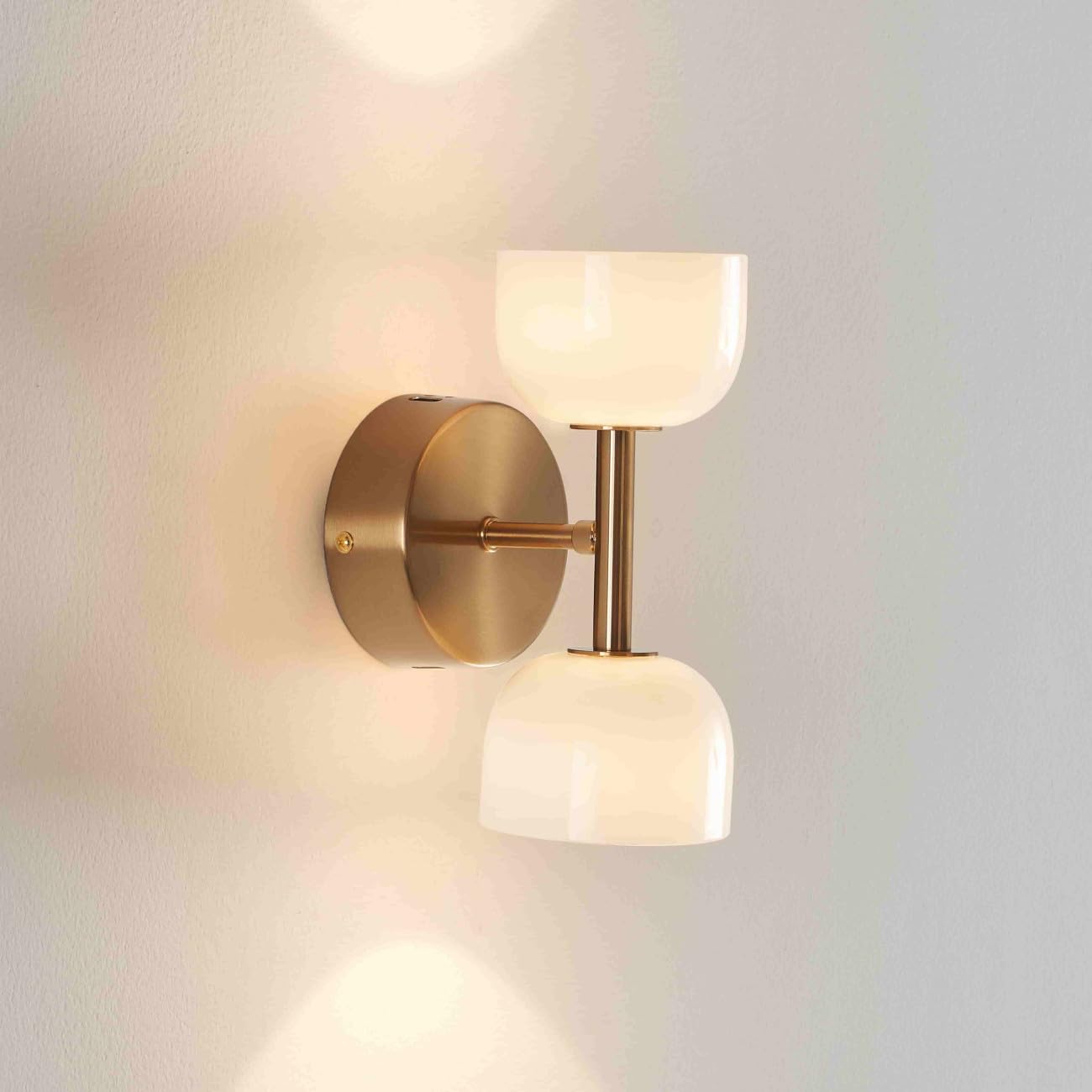 KOSILUM - Applique LED laiton à deux globes opalins en verre - Nysséa - Lumière Blanc Chaud Eclairage Salon Chambre Cuisine Couloir - - 387 lm - LED intégrée - IP20