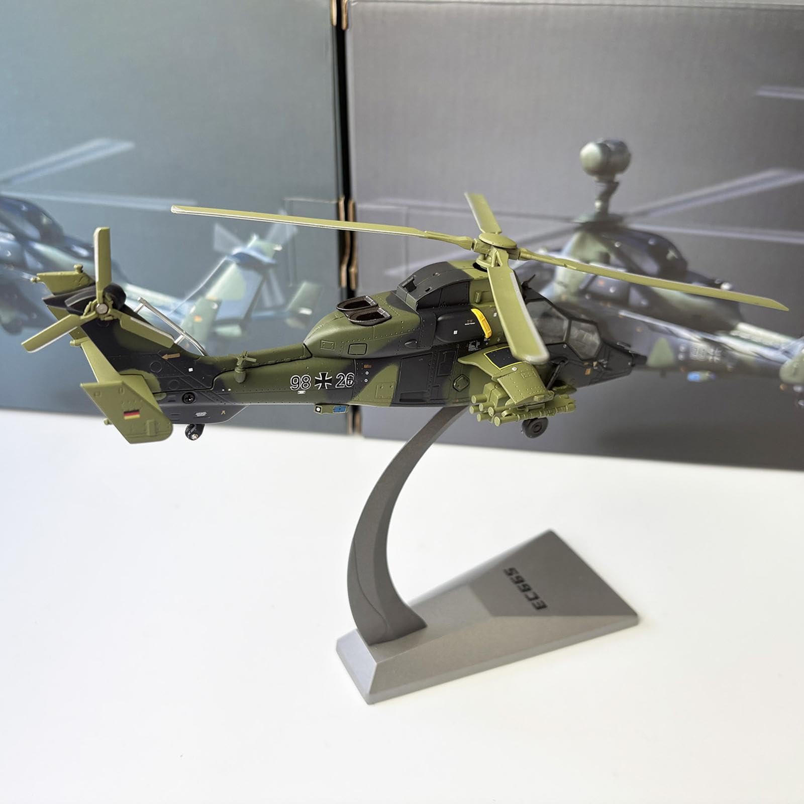 Colección de Modelos de Helicópteros EC665 a Escala 1:72 con Base para Cafeterías, Hogares Y Dormitorios.