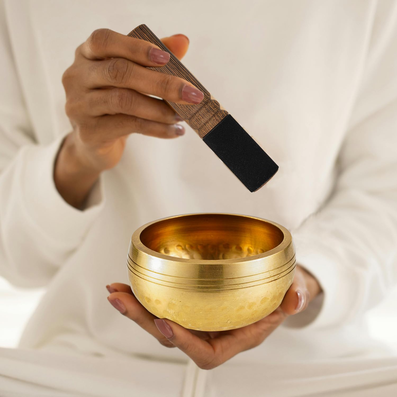 Bol chantant Tibétain avec Manche en Bois Bol Sonore Fabriqué à la Main au Népal Bol de Méditation Gravure Mantra de Guérison Bol Chant Bouddha pour Relaxation Yoga Guérison Prière Cadeau
