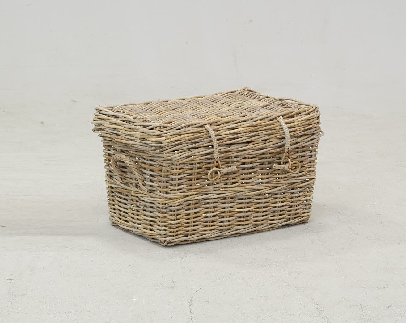 Coffre de rangement AubryGaspard en vannerie poelet gris 75cm meuble de tradition