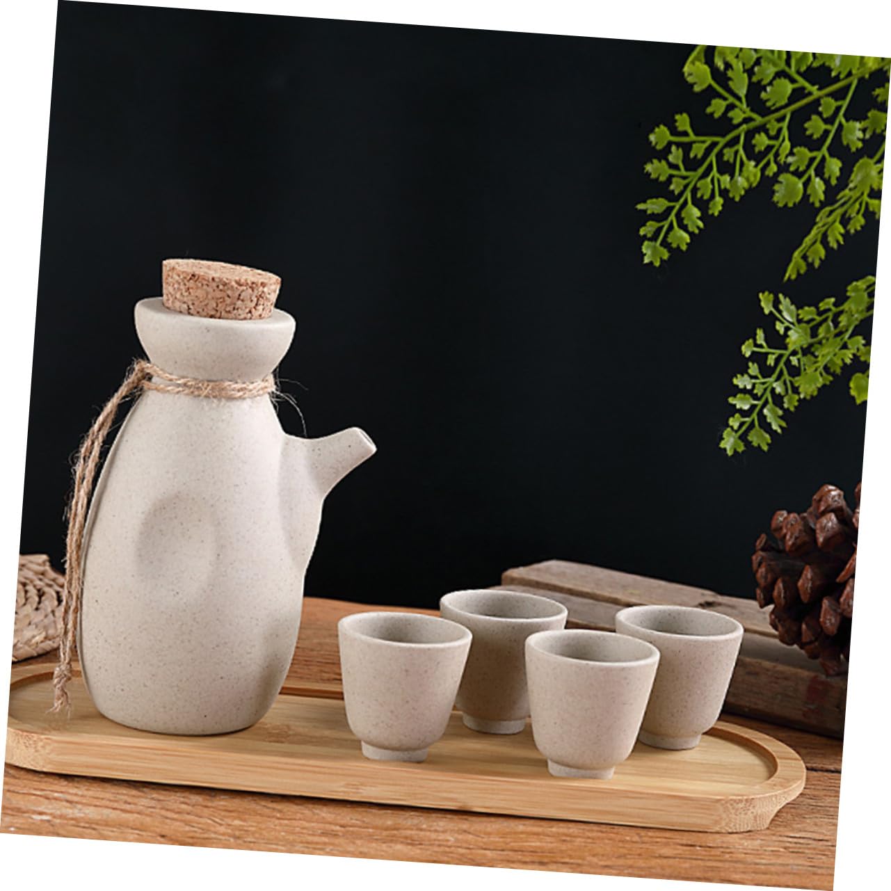 Set di Sakè Giapponese in Ceramica Beige, Bottiglia da 300ml e 4 Tazze da 50ml Superficie Liscia, Multiuso per Ristoranti e Hotel