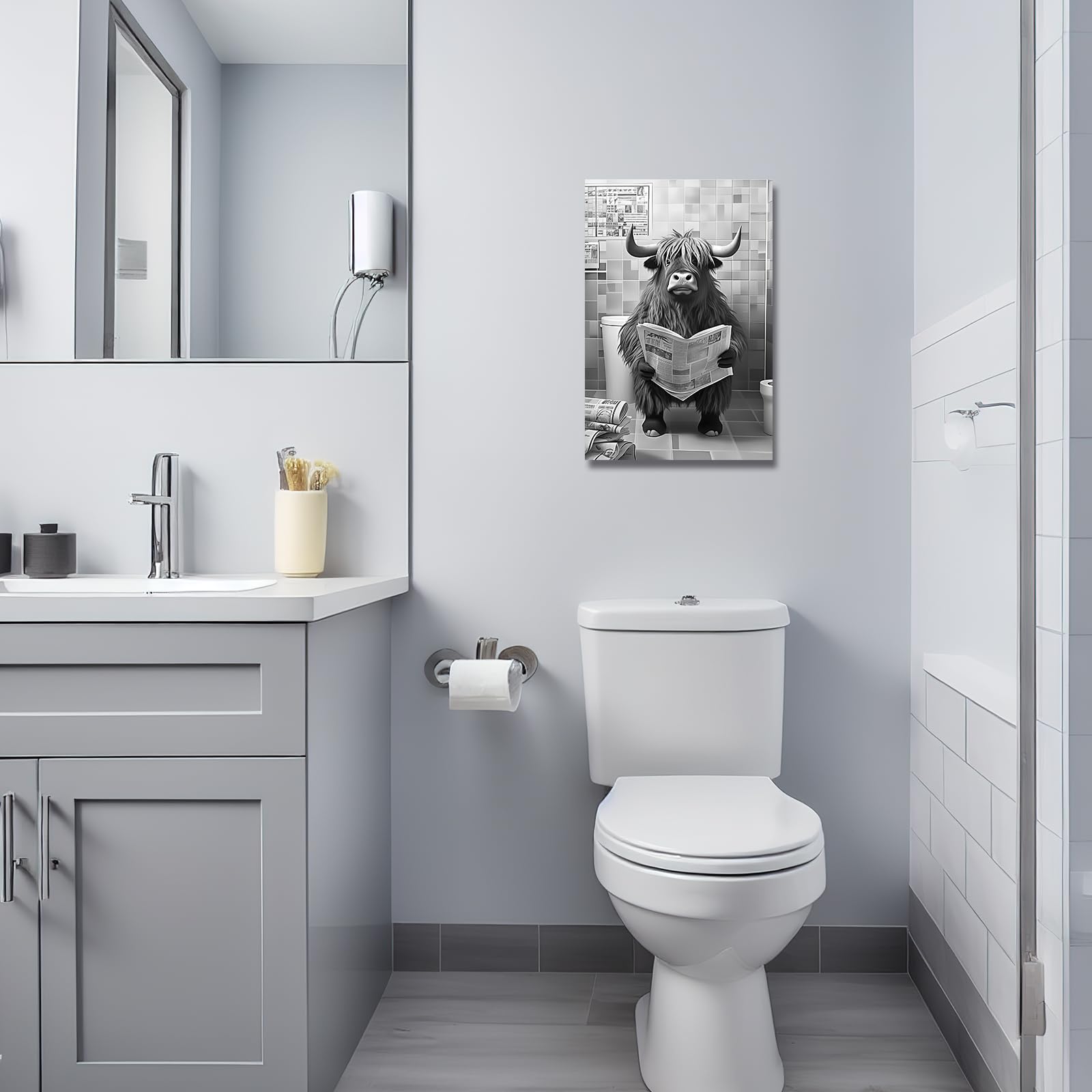 Quadro Su Tela 40x60 Cm Con Mucca Delle Highland Simpatica Sul WC - Stampa Umoristica Per Bagno, Cornice In Legno Inclusa, Pronta Da Appendere