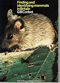 Paperback Finding and identifying mammals in Britain (Publication - Trustees of the British Museum) Book
