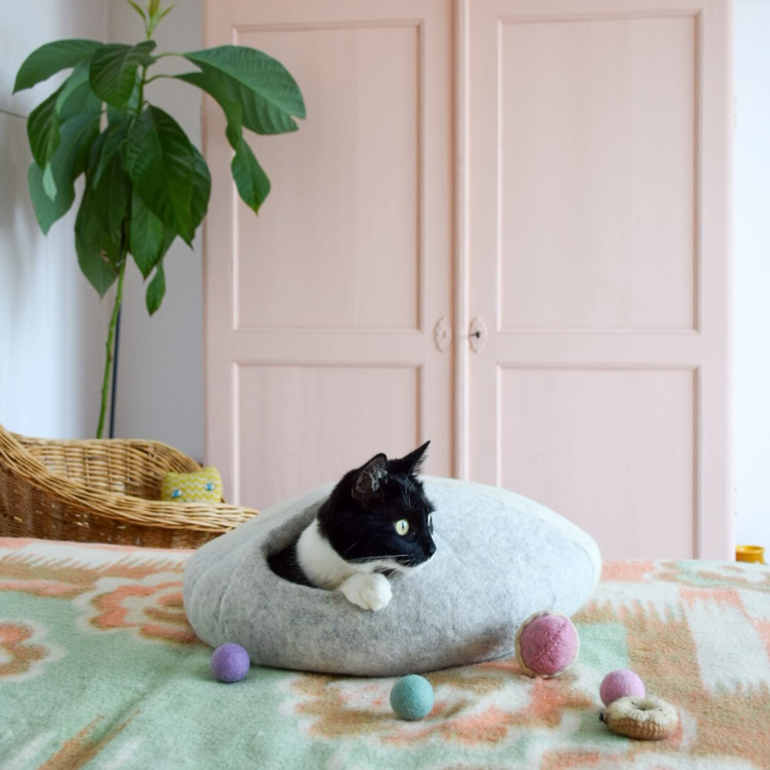 LucyBalu® Pebble Filzhöhle für Katzen I Katzenbett & Kuschelhöhle aus 100% Schurwolle I handgefertigt in Nepal I Naturstein-Optik, atmungsaktiv & geruchsneutral I Ø 45 cm I Hellgrau