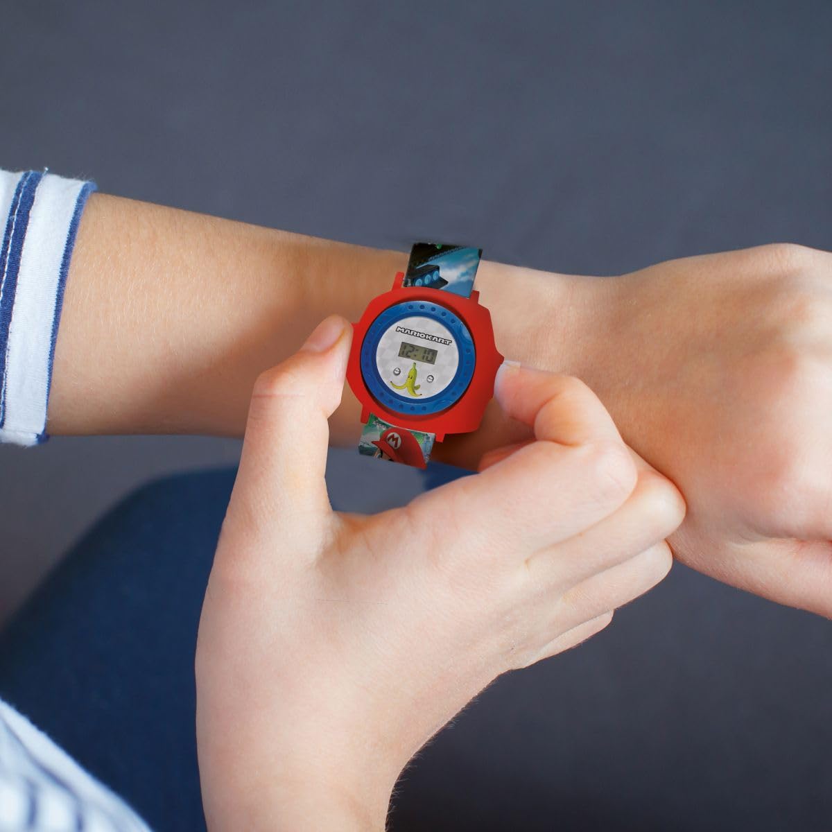 LEXIBOOK - Nintendo Mario Kart Reloj Correa Ajustable Pantalla Digital con 20 proyecciones de Mario Kart - para Niños - Rojo y Azul – DMW050NILXB