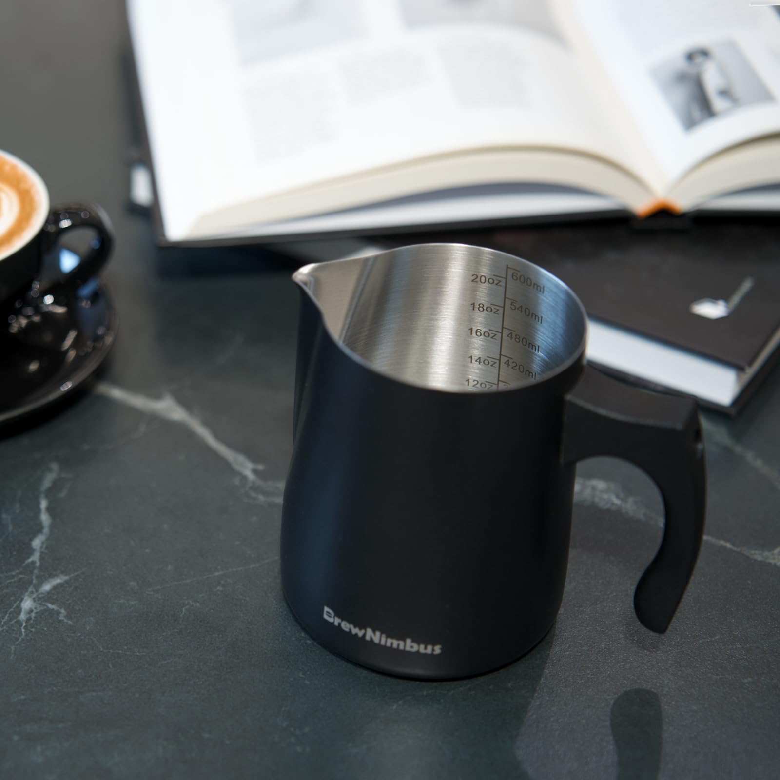 Jarra de espuma de leche, jarra de espuma de acero inoxidable de 600 ml con marcas de medición duales, taza espumadora para espresso, capuchino, arte latte