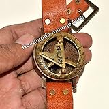 Maritime Maritime Sonnenuhr-Kompass im Vintage-Stil aus Messing. Dies ist eine einzigartige, handgefertigte Kopie von solidem Messing-Sonnenuhr-Kompass. Sehr detaillierte, eingravierte Sinus-Diagramm. Hochwertiges Echtleder; ein guter funktionierender Kompass, antiker nautischer Kompass, massiver Messing-Kompass, Maritime Sonne, Armbanduhr mit Lederband. Es wäre sicherlich ein tolles Geschenk für einen maritimen, nautischen und Outdoor-Enthusiasten. Für weitere nautische Messinggeschenkartikel, besuchen Sie unseren Shop Steampunk-Handgelenk-Kompass und Sonnenuhr Ti