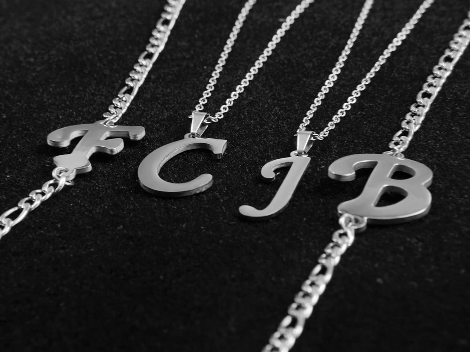 WZGWDC 4er-Pack Edelstahl-Schmucksets mit Initialen für Damen, Silberringe, Armbänder, Ohrringe, Anhänger, Großbuchstaben, Halsreif, Kette, Ohrstecker, Schmuck, Geschenk für Teenager-Mädchen,