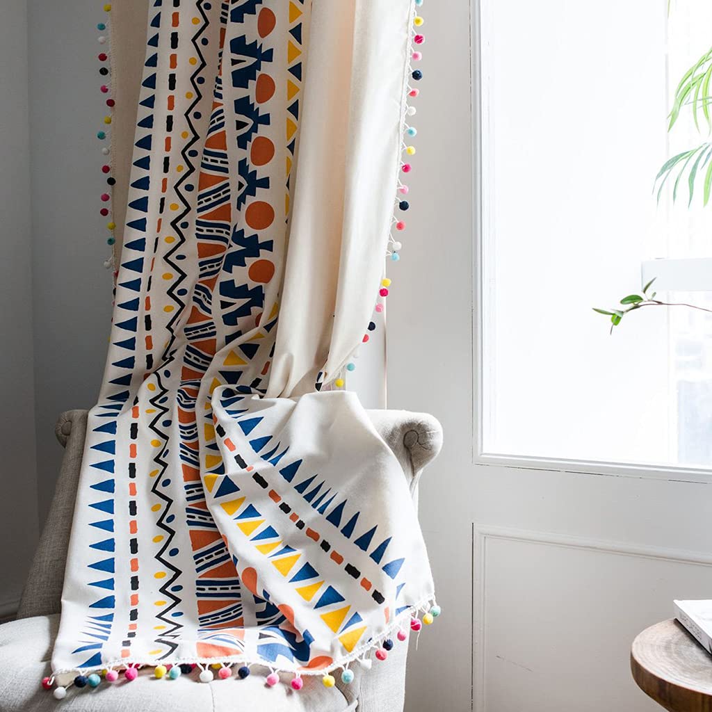 Rideau de fenêtre à motif géométrique avec pompons colorés