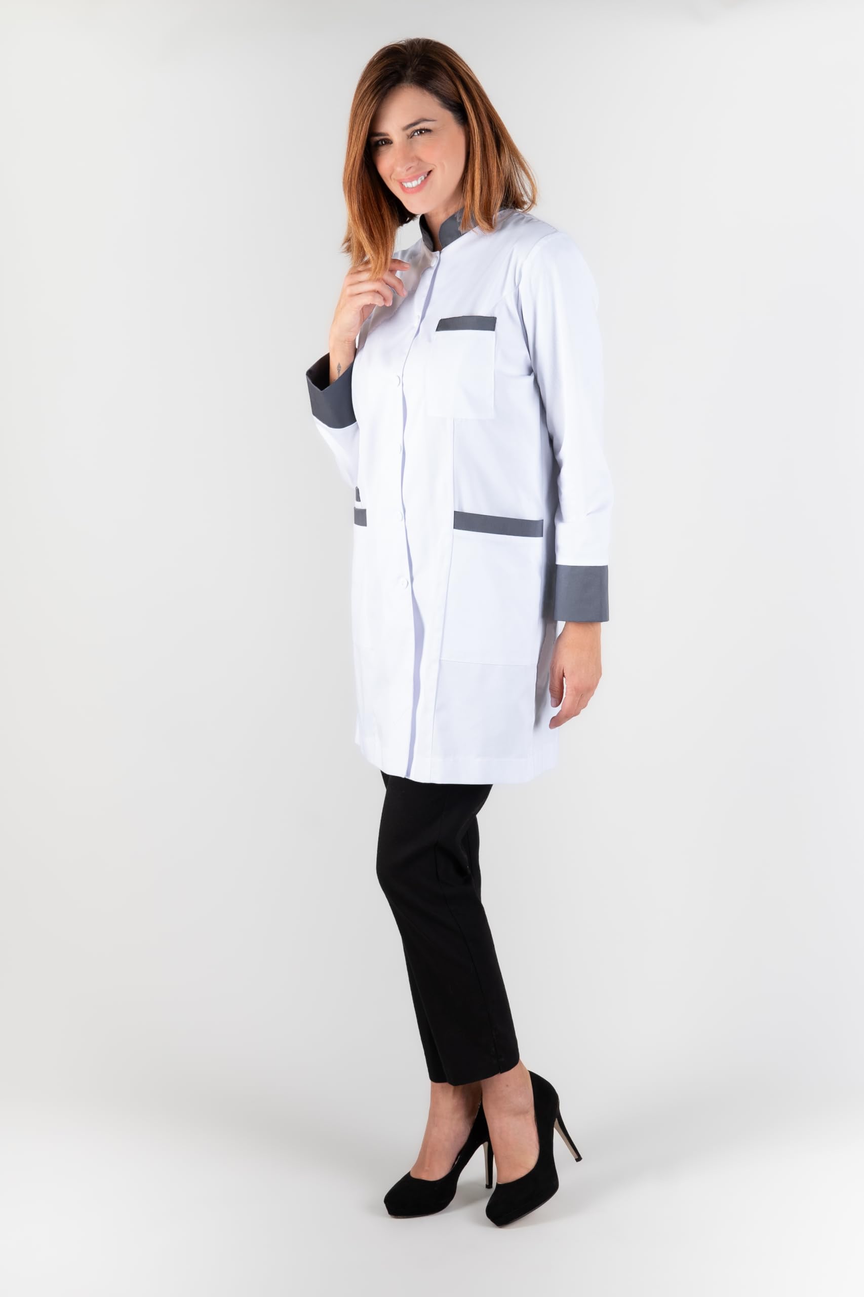 Bata de Laboratorio Mujer, Bata Cuello Mao Manga Larga, Ideal para Farmacia, Óptica, Herbolarios y Clínicas Sanitarias, Fabricado en España