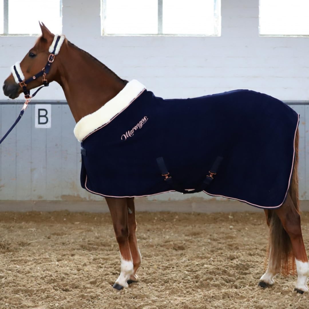 Marengos - Abschwitzdecke Modern Rosé | Fleecedecke m. Kreuzgurten, Frontverschnallung, Schweifkordel & roségoldenen Verzierungen | atmungsaktive Pferdedecke | Pferde Zubehör in Nachtblau | 135 cm | Fleecedecke mit Kreuzgurten, Frontverschnallung, Schweif