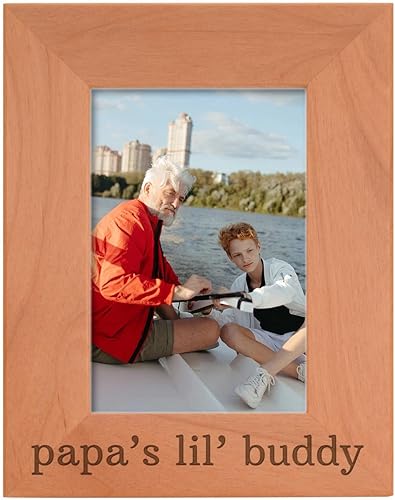 Personalized Gifts Grandpa Gift Papa's Lil' Buddy Grandson - Marco de fotos de madera natural grabado de 4 x 6 pulgadas, madera