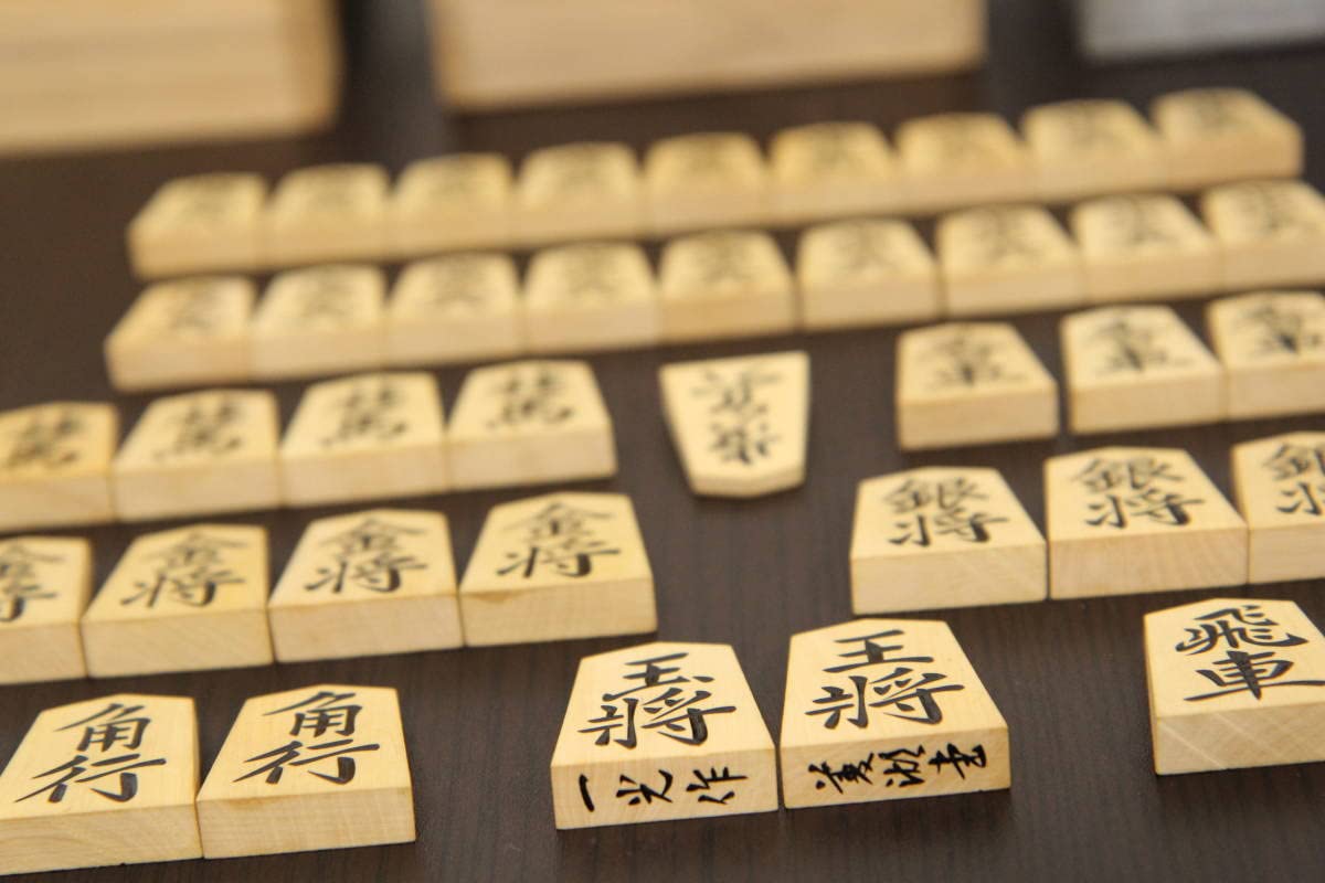 Amazon.co.jp: 『将棋』 菱湖書 黄楊 一光作 特上彫駒 将棋駒 駒箱