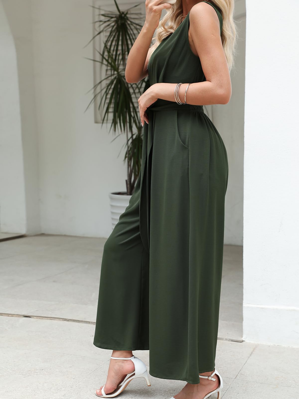 CUPSHE Damen Jumpsuit Tiefer V-Ausschnitt Ärmellos Overall Gesmokte Taille Weite Bein Sommer Elegant Playsuit mit Gürtel