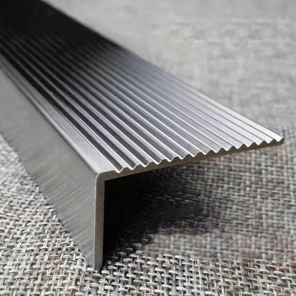 Protector de borde de acero inoxidable resistente con acabado antideslizante industrial