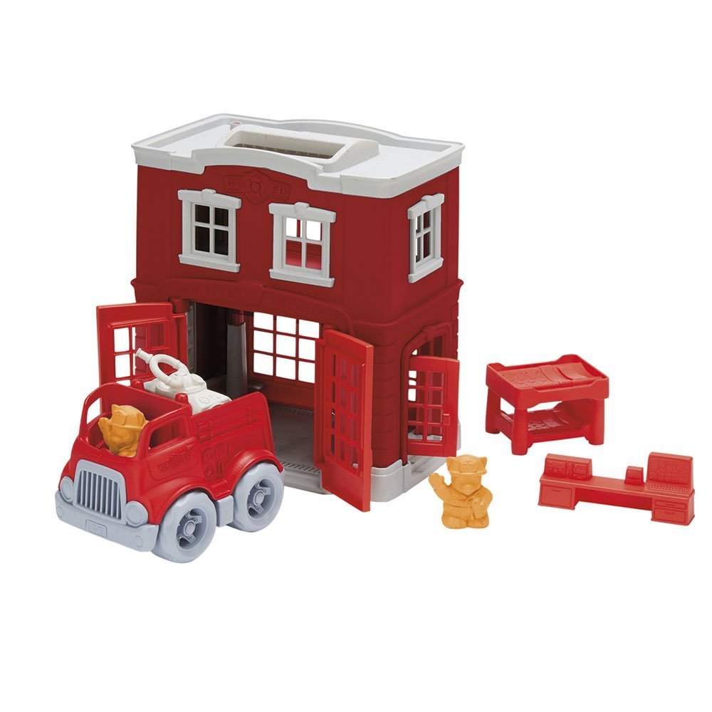 Green Toys 8601156, Spiel-Set Feuerwache mit Feuerwehrauto und 2 Figuren, für Kinder ab 24 Monaten, 8-teilig