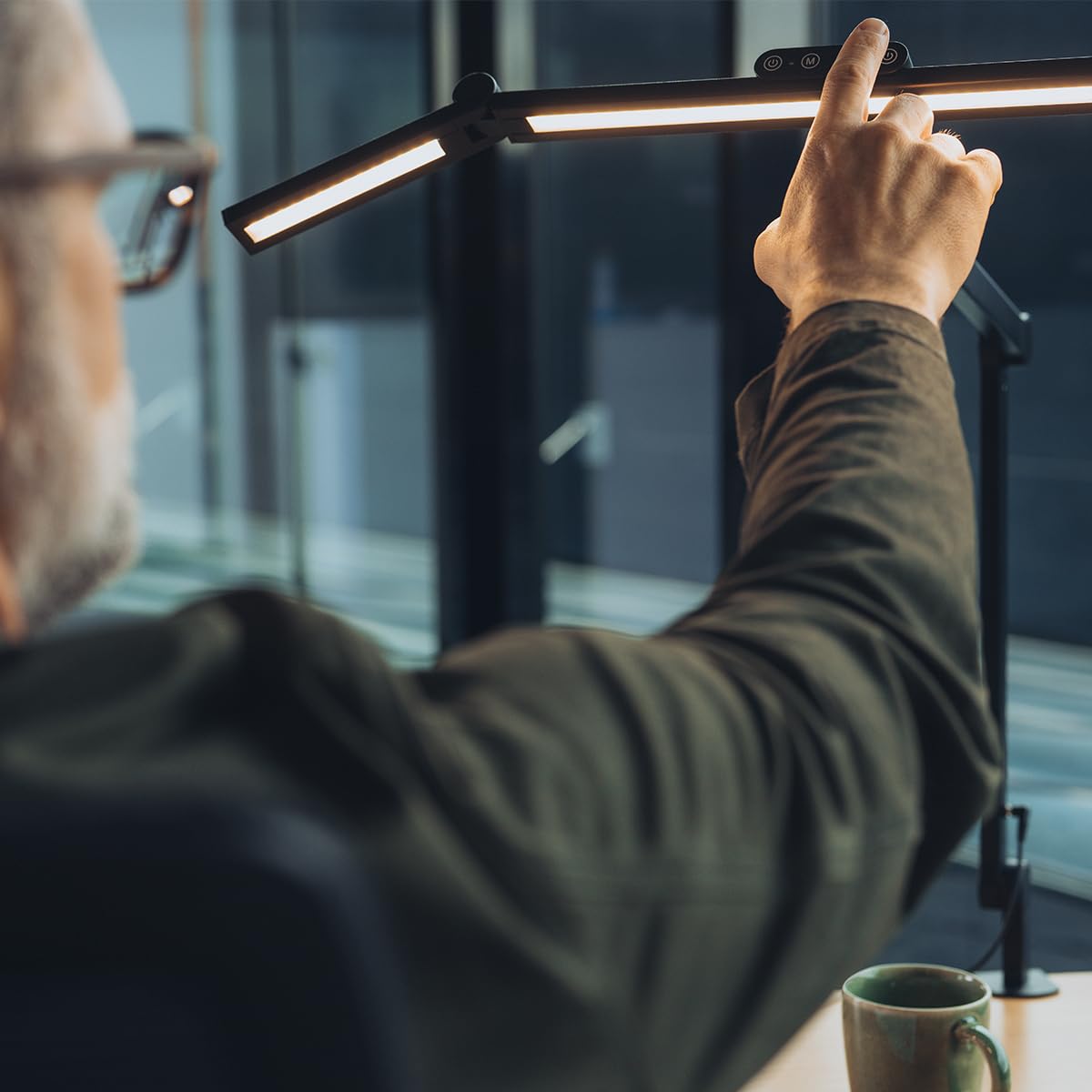Yaasa Lamp Essential, klemmbare LED-Schreibtischlampe mit Tageslichtsensor | Desk Lamp, Tischlampe in schlichtem Design: Dimmbar, Farbtemperatur 3000-6500K, Haupt- & Zusatzlicht, 6 Gelenke schwenkbar