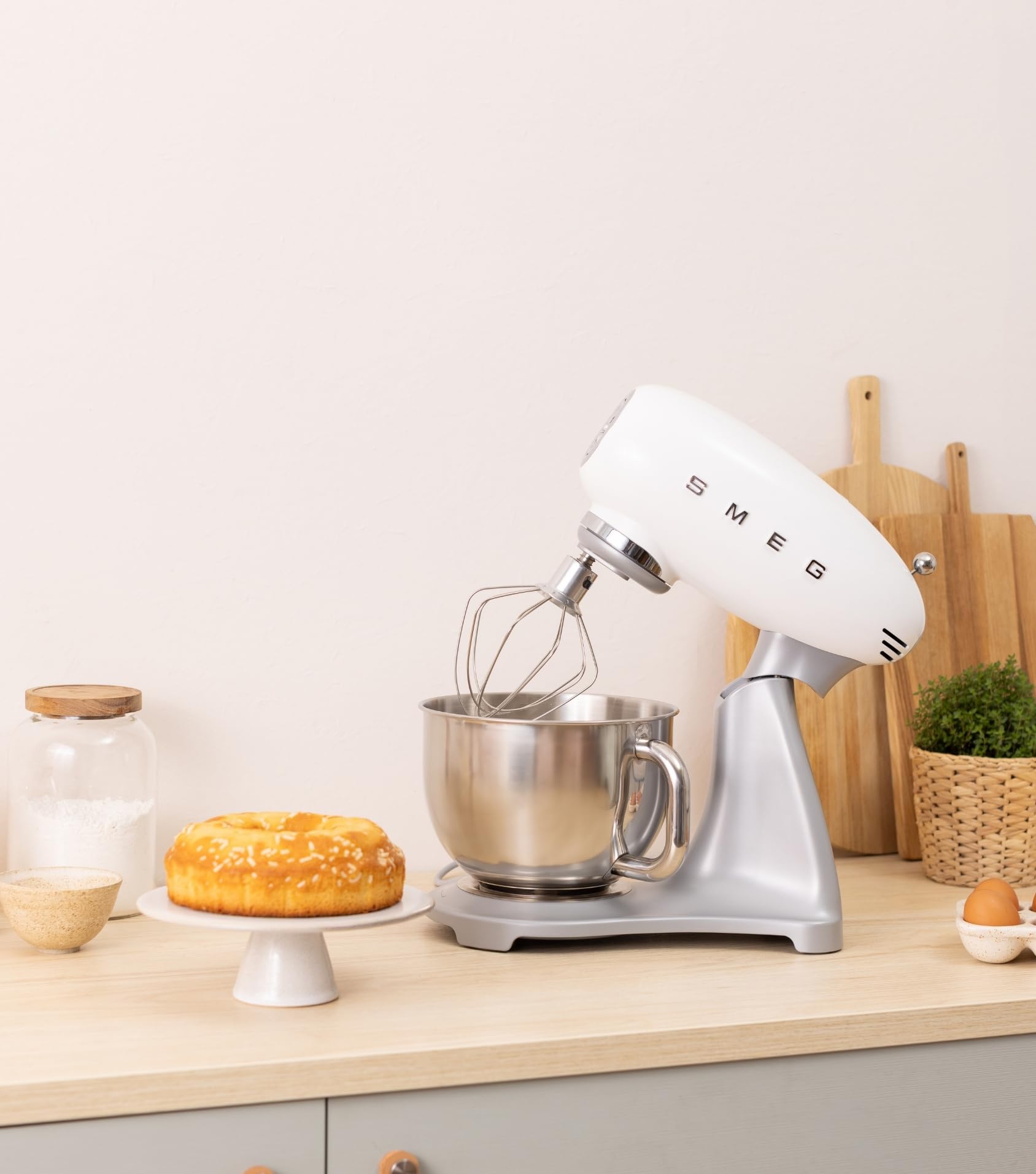 Smeg, Küchenmaschine SMF04CREU, 10 Geschwindigkeitsstufen, Smooth Start System- und Gleichlauffunktion, 4,8-Liter-Rührschüssel, Motorsicherung, inklusive 2 Schneebesen und Knethaken, 800 W, Creme