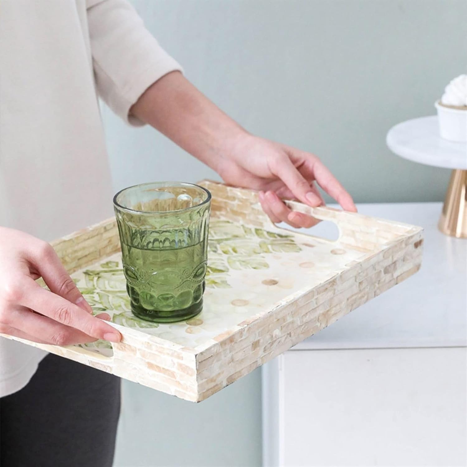 キュートでクラシックなサービングトレイ モダンな装飾トレイ 手作りシェルトレイ デスクトップデコレーション ストレージトレイ オーガ