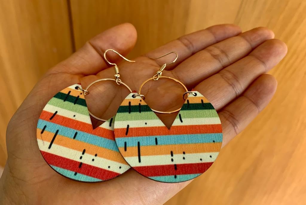 ⊹⊱❁ DISQUES EN BOIS RAYÉS GRANDES BOUCLES D'OREILLES EN BOIS AVEC ANNEAU ET CROCHET EN OR ❁⊰⊹ Boucles d'oreilles Tribal Ethno légères, OR et couleurs naturelles