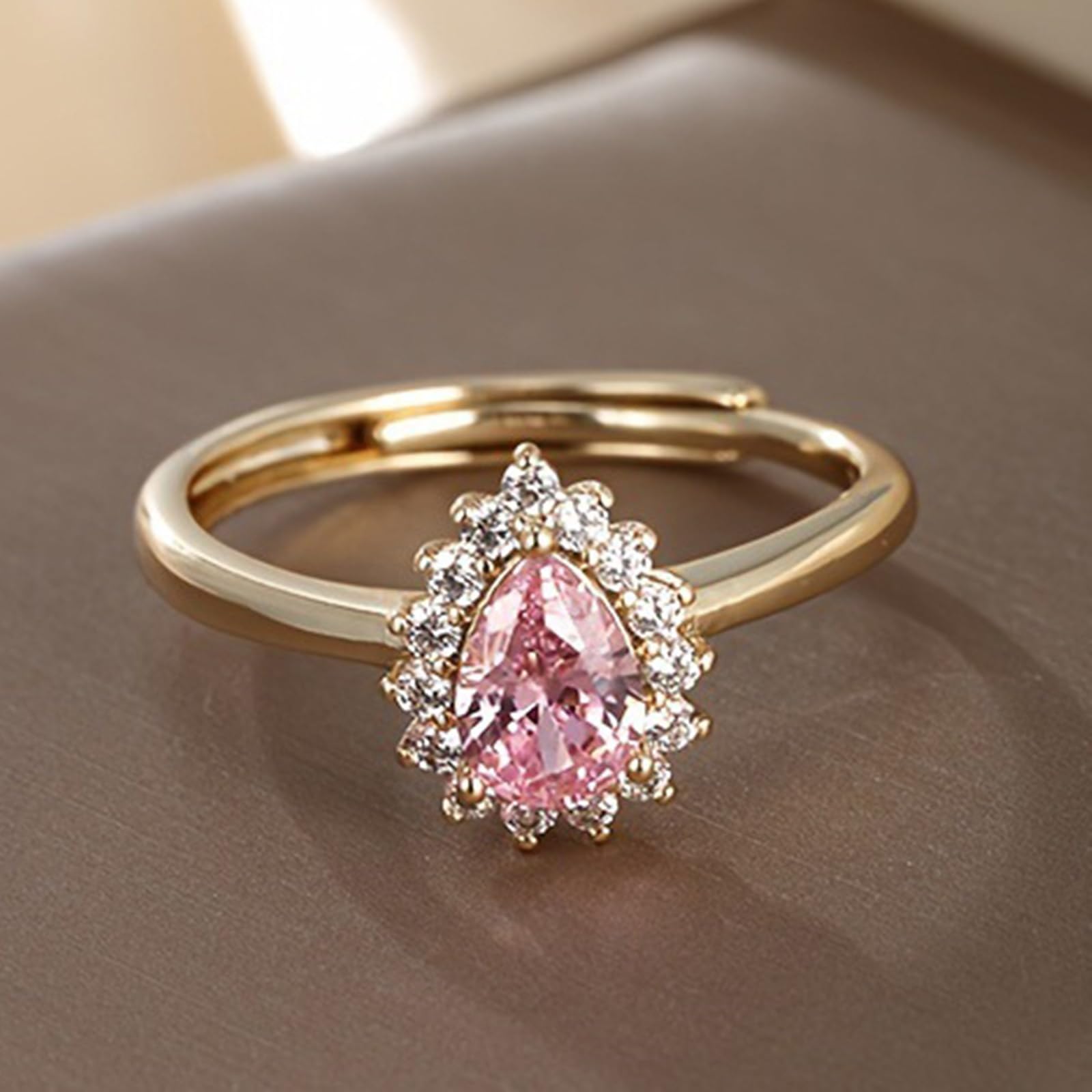Anello Fidanzamento Donna, Anello di matrimonio lucidato comfort fit per donne con zaffiro rosa creato in laboratorio a goccia e moissanite in Oro giallo