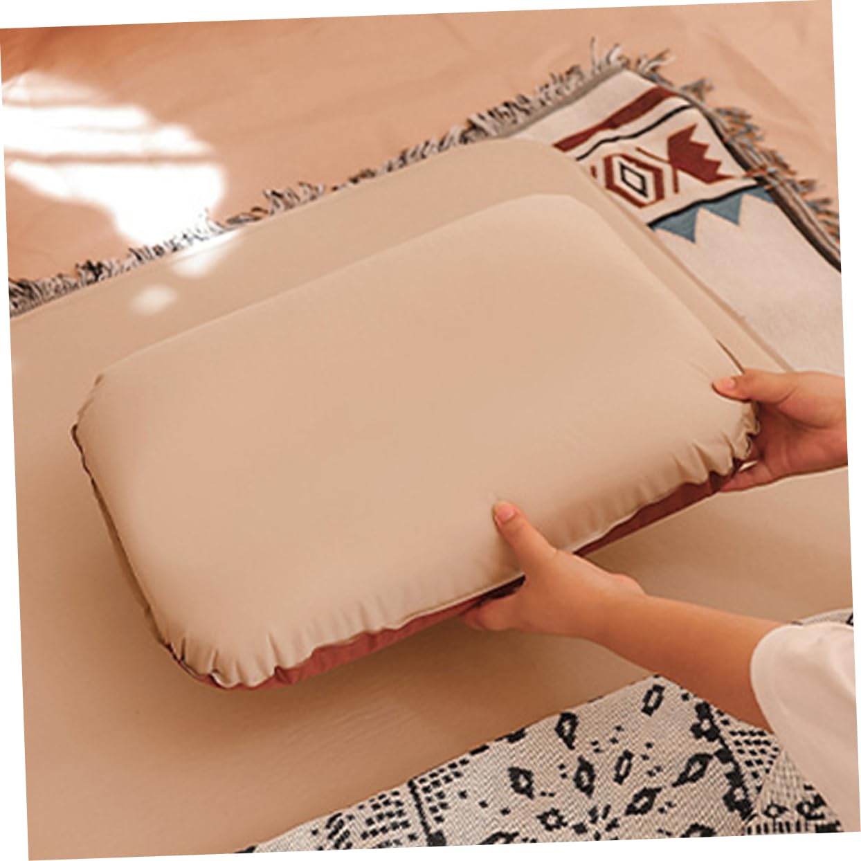 TOYANDONA Oreiller Gonflable de Voyage Beige, Hauteur Réglable, Design Ergonomique, Mousse et Polyester Pongé, Facile à Dégonfler pour Vacances et Camping