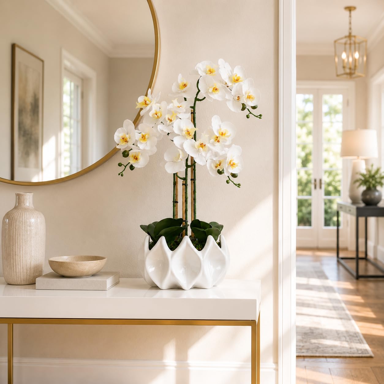 Künstliche Orchideen wie echt 70 cm – Handgefertigte Phalaenopsis Kunstorchidee im weißen Keramik-Topf mit echtem Bambus, pflegefrei ohne Gießen – Deko (Weiß)