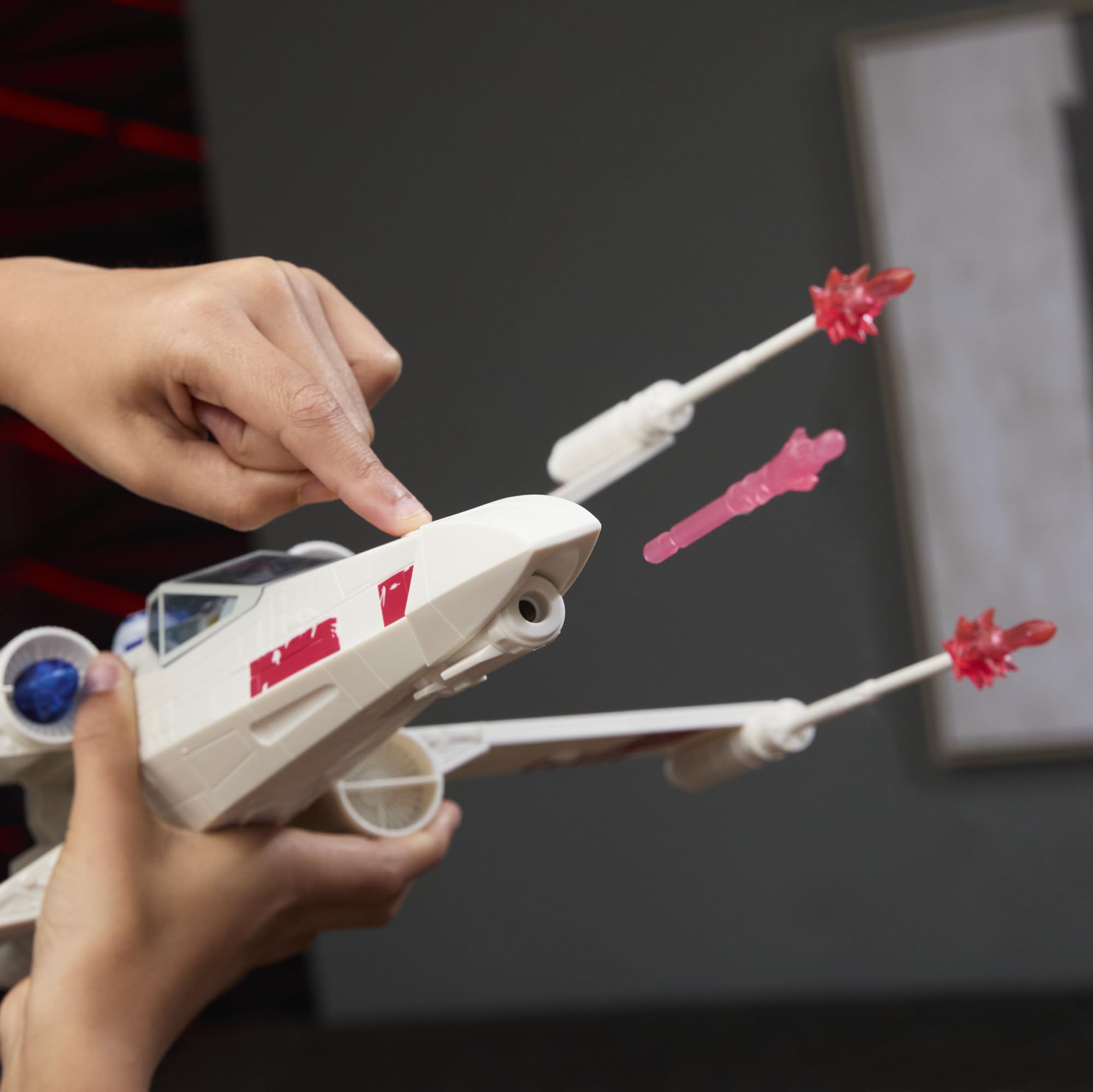 Star Wars Epic World of Action, Luke Skywalker avec Force Strike X-Wing, Jouet de Noël, Blanc, Dès 4 Ans | Figurine et véhicule à échelle de 10,2 cm, jouets pour garçons et filles à partir de 4 ans