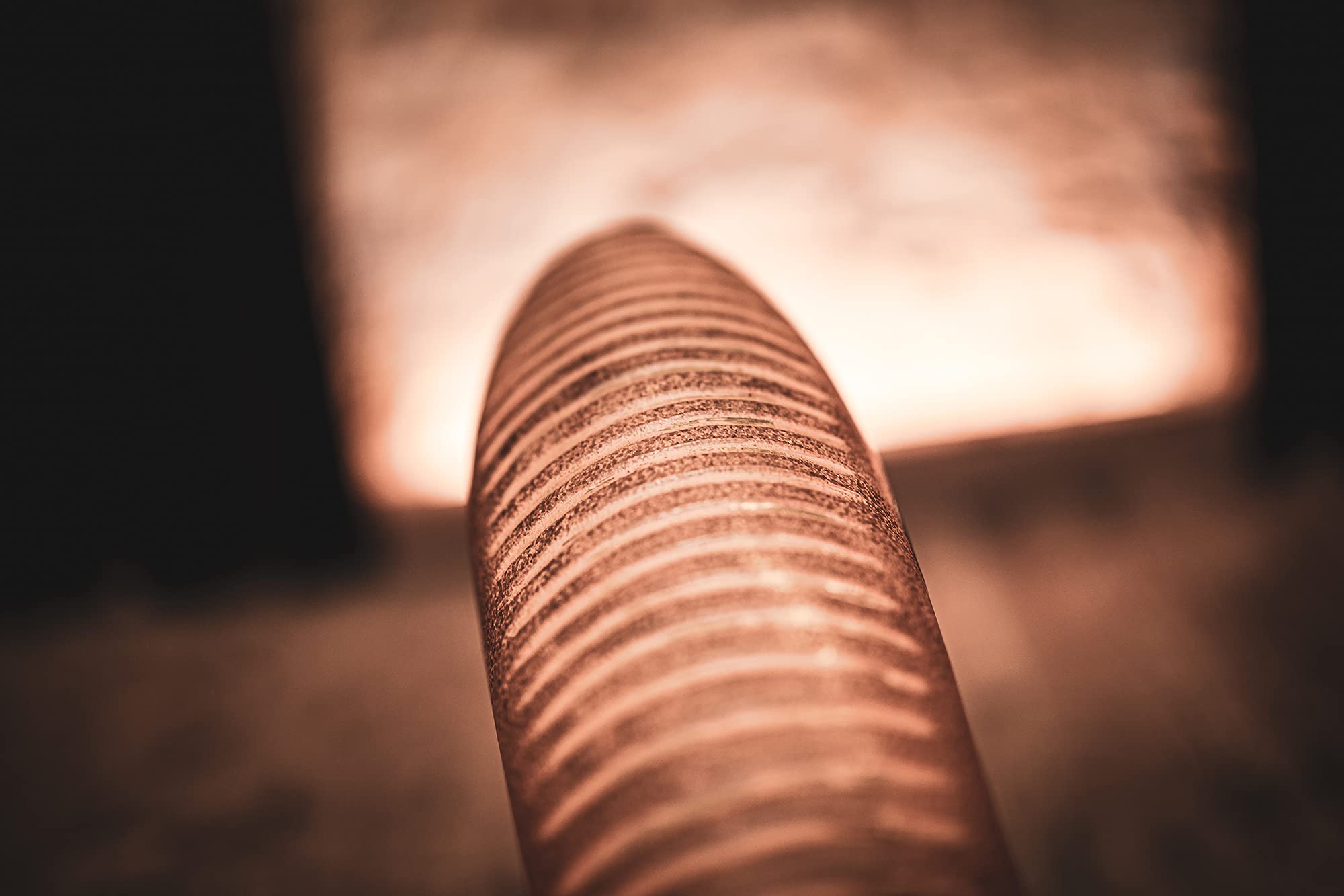 Meinl Percussion Guiro de fibra de vidrio en acabado marrón con agujeros de agarre acolchados, no fabricado en China. Rasqueta de madera incluida (GU7BR)
