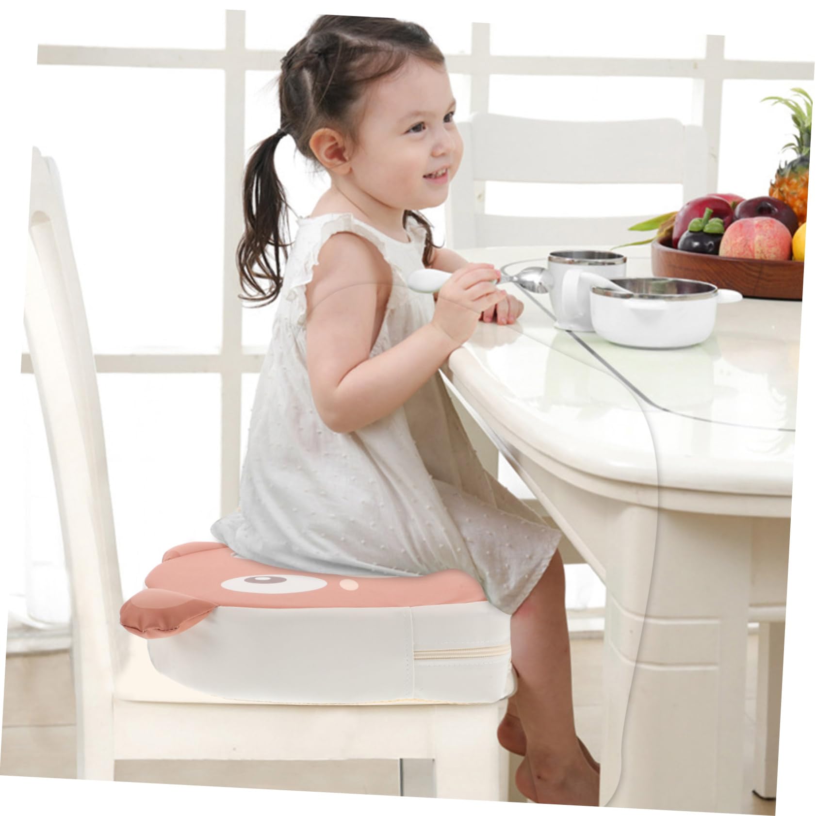 BESTonZON Tragbare Tisch Sitzerhöhung für Babys und Kleinkinder aus Waschbarem Pu Leder mit Schwamm Niedliches Cartoon Design Vielseitig Verwendbar für Esszimmer und Reise