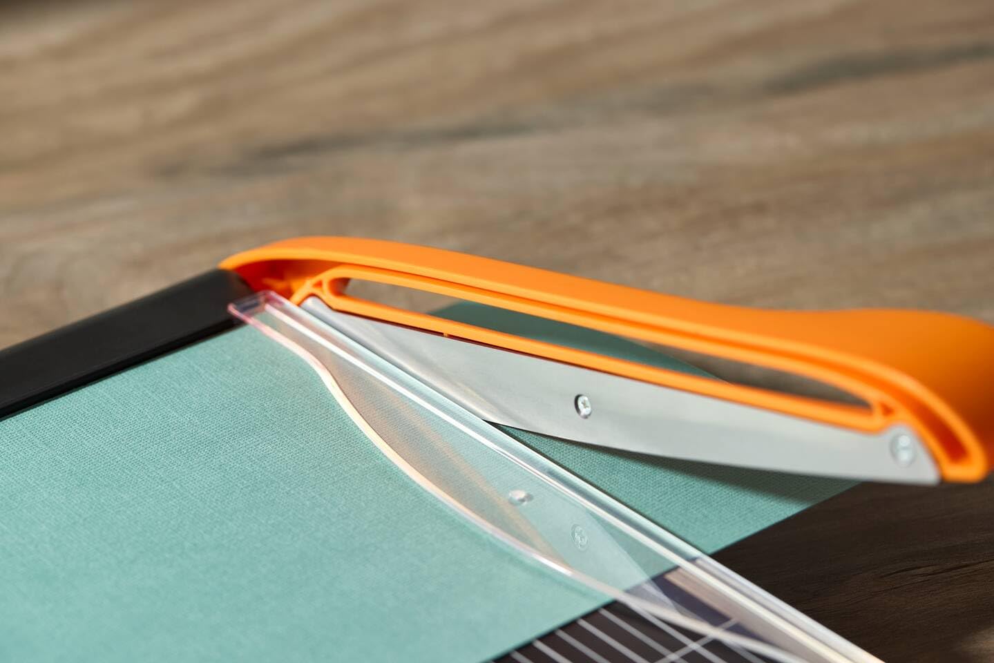 Fiskars Hebel-Papierschneidemaschine, A5-Hochformat, A4-Querformat, Selbstschärfende Klinge, Mit Fingerschutz, Bypass, Recycelte Materialien, 1077982