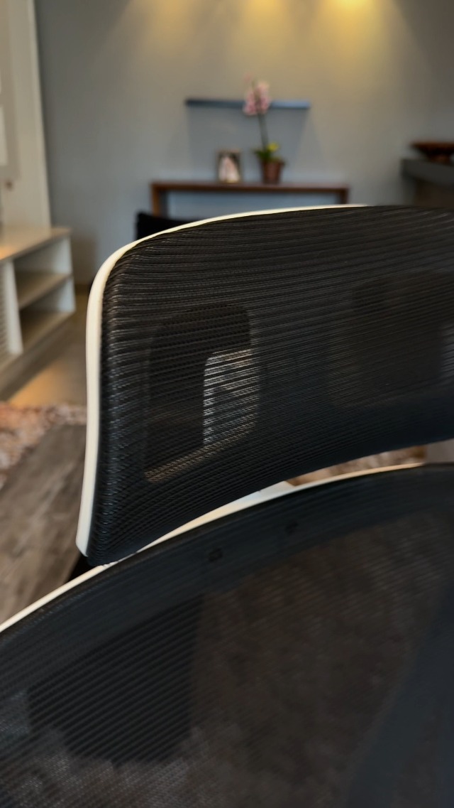 Cadeira de Escritório Ergonômica Hyatto Supreme Preta e Branca