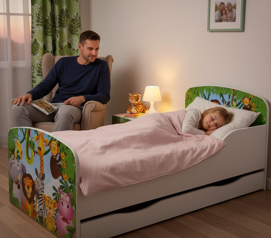 leomark Letto per bambini in legno, cassetto e materasso, rete a doghe, mobili per bambino, magnifiche stampe, dimensioni del materasso 140 x 70 cm, colore bianco con motivo: GIUNGLA