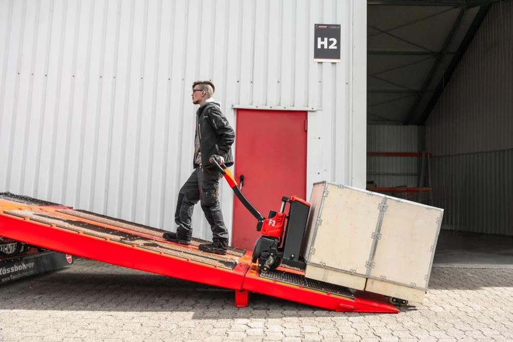 Chariot élévateur électrique : Compartec F3 - Batterie lithium-ion, charge de 1500 kg, longueur de fourche 1150 mm. - Norme industrielle - Performance et efficacité fiables - Idéal pour les entrepôts