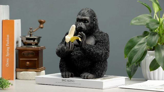 Estatua de Gorila comiendo Banana de Resina 9.4 pulgadas miniatura 7