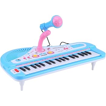 piano de niña con microfono