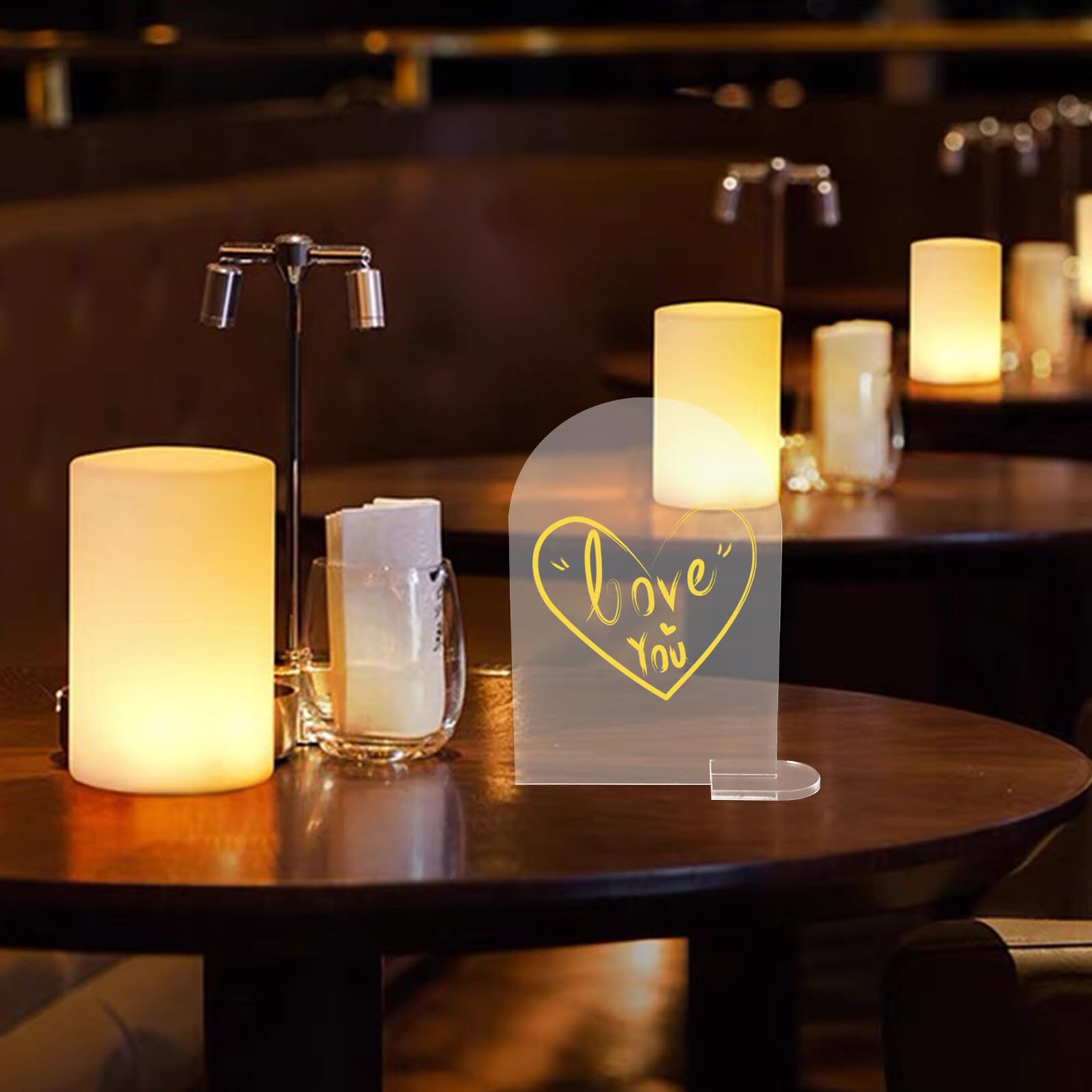 Ipetboom Set da 30 Segnaposto da Tavolo in Acrilico Trasparente con Supporto Forma a Mezza Elegante per Matrimonio e Banchetti Cartelli Vuoti Personalizzabili per Numeri Tavoli e Nomi