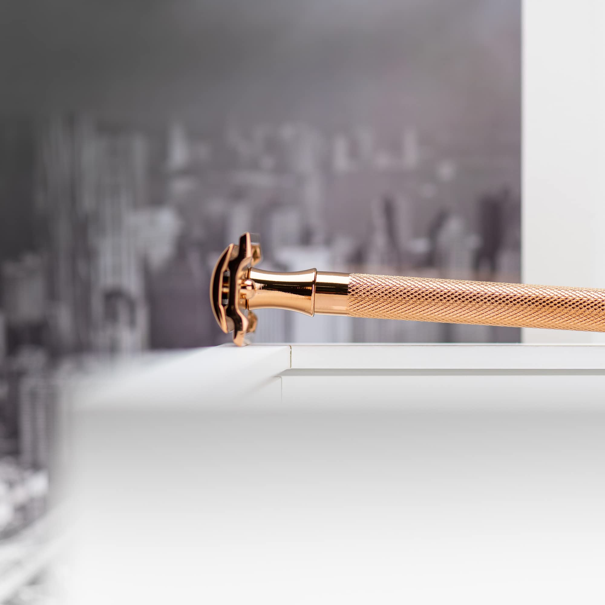 MERKUR Maquinilla de afeitar unisex PVD Gold 24G, de tres piezas en PVD oro rosa con corte recto, peine cerrado, ideal para afeitado en húmedo, zinc fundido, mango de latón, fabricado en Alemania