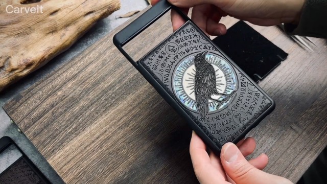 Carveit Cover Compatibile con Google Pixel 7 Custodia [Incisione in legno e intarsio di cozze] Opera unica d'arte Custodia Legno per Pixel 7 Paraurti Robusto TPU (Noce-Headmat della morte